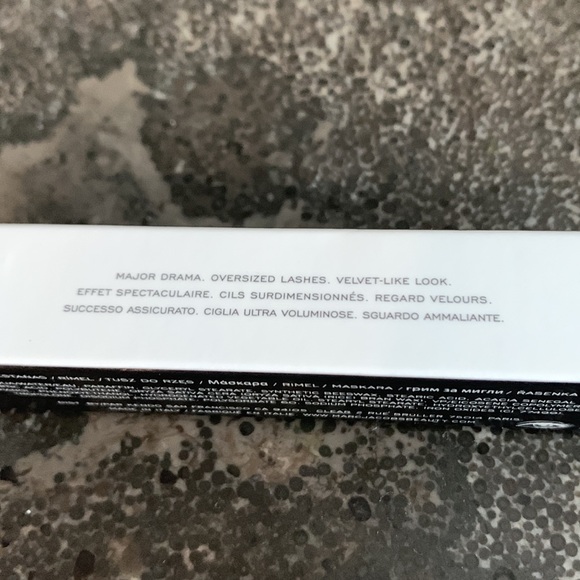 Marc Jacobs Beauty Velvet Noir Major Volume Mascara Noir #10 .17oz - Picture 4 of 8